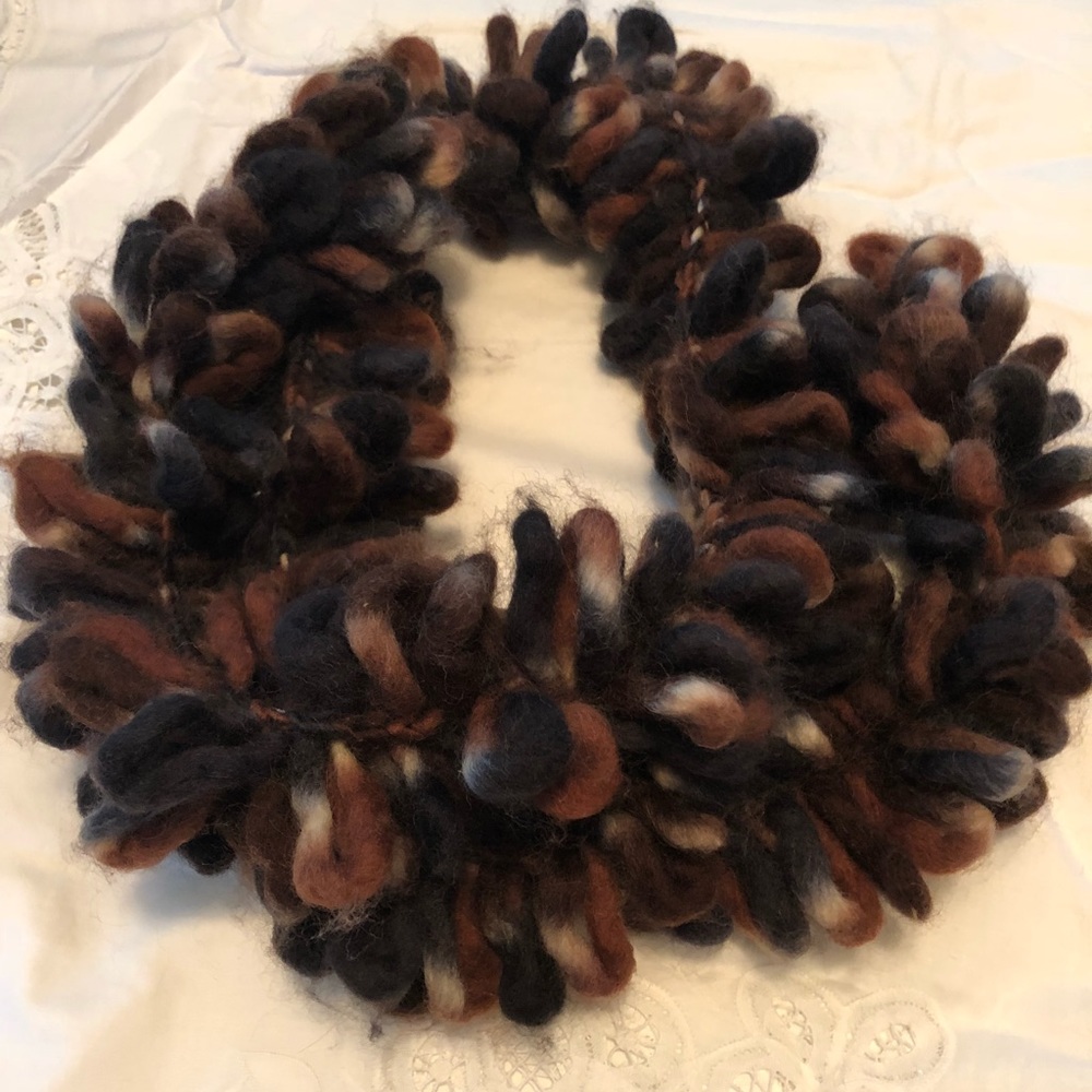 Wool curly scarf.